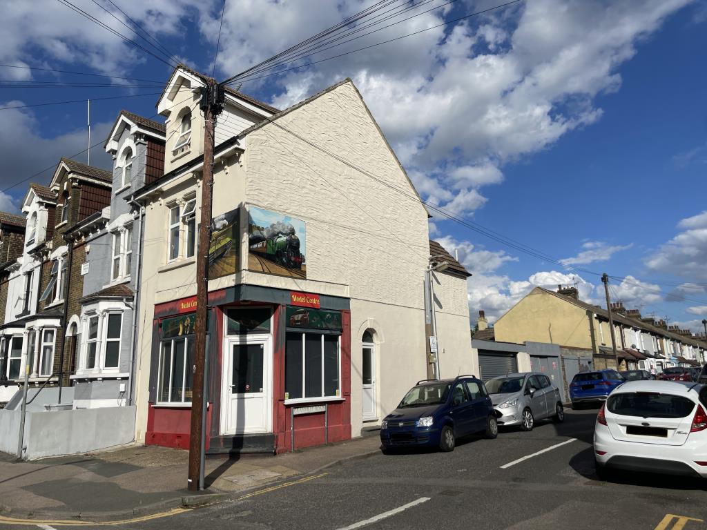 Lot: 149 - COMMERCIAL AND RESIDENTIAL INVESTMENT IN NEED OF STRUCTURAL REPAIR - side view of investment property